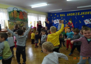 Dzieci swobodnie tańczą do muzyki.